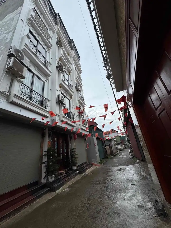 Продажа дома 5 этажей, 4 спальни, Cự Khối, Long Biên, автомобиль у двери