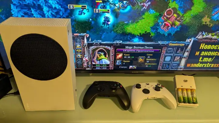 Xbox Series S с двумя геймпадами