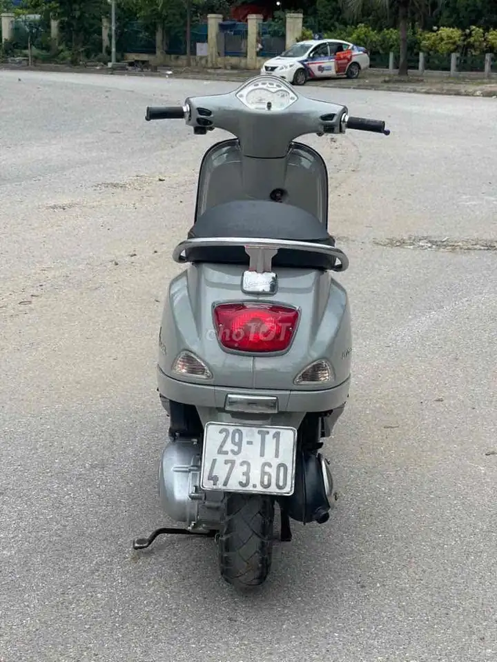 Piaggio Vespa 3vie серого цвета