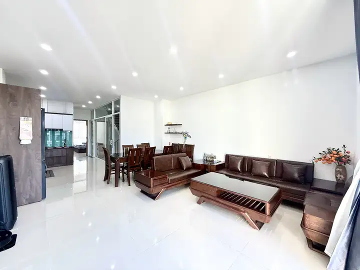 Дом с 3 спальнями, 4 этажа, лифт, 400 м²