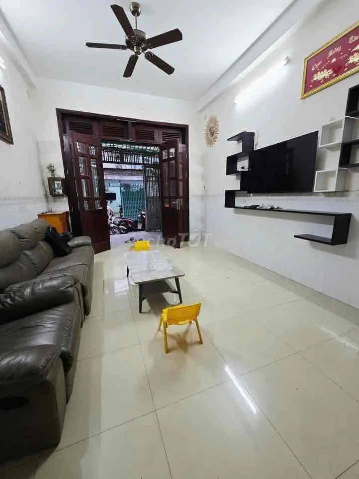 Дом в переулке 1/Vườn Lài, Тхань Фу. 4x16м, 2 этажа, 4 спальни, 3 ванные, мебель