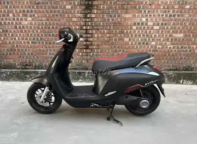 Черный электрический скутер VinFast Evo Lite Neo