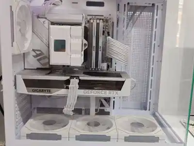 Белая ARGB-сборка Ryzen 5 7500F + RTX 5070 ICE