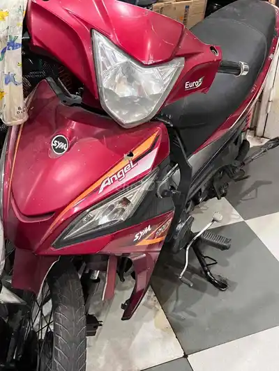 Красный скутер SYM Angel 110