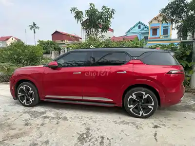 VinFast VF9 2024, электро, красный, 40 000 км