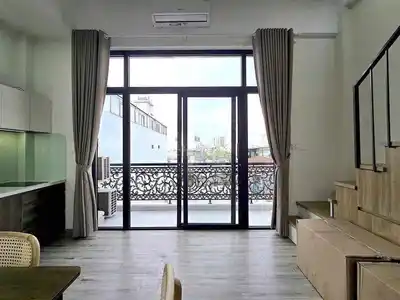 Сдается новая студия 100% с мебелью и балконом в центре