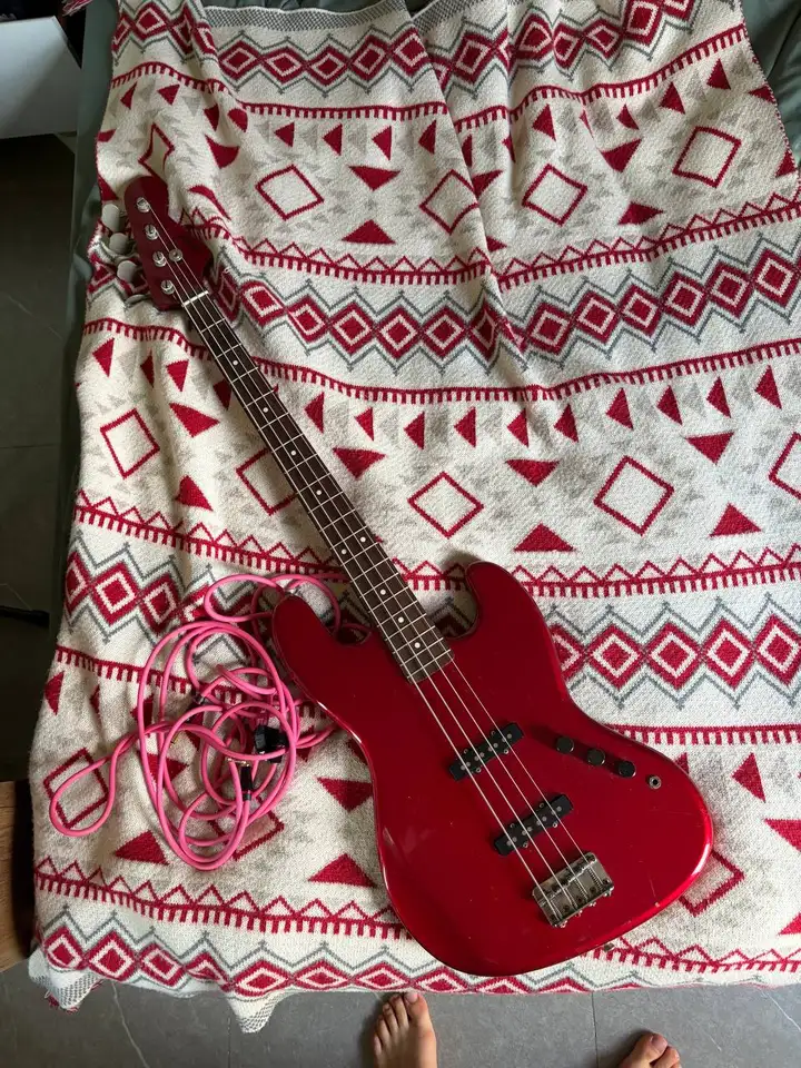 4-струнная бас-гитара + чехол Fender + кабель