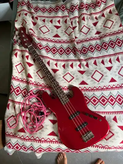 4-струнная бас-гитара + чехол Fender + кабель