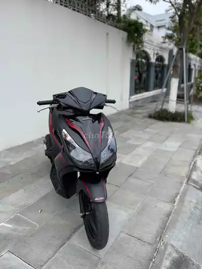 Черный красный скутер Honda Air Blade
