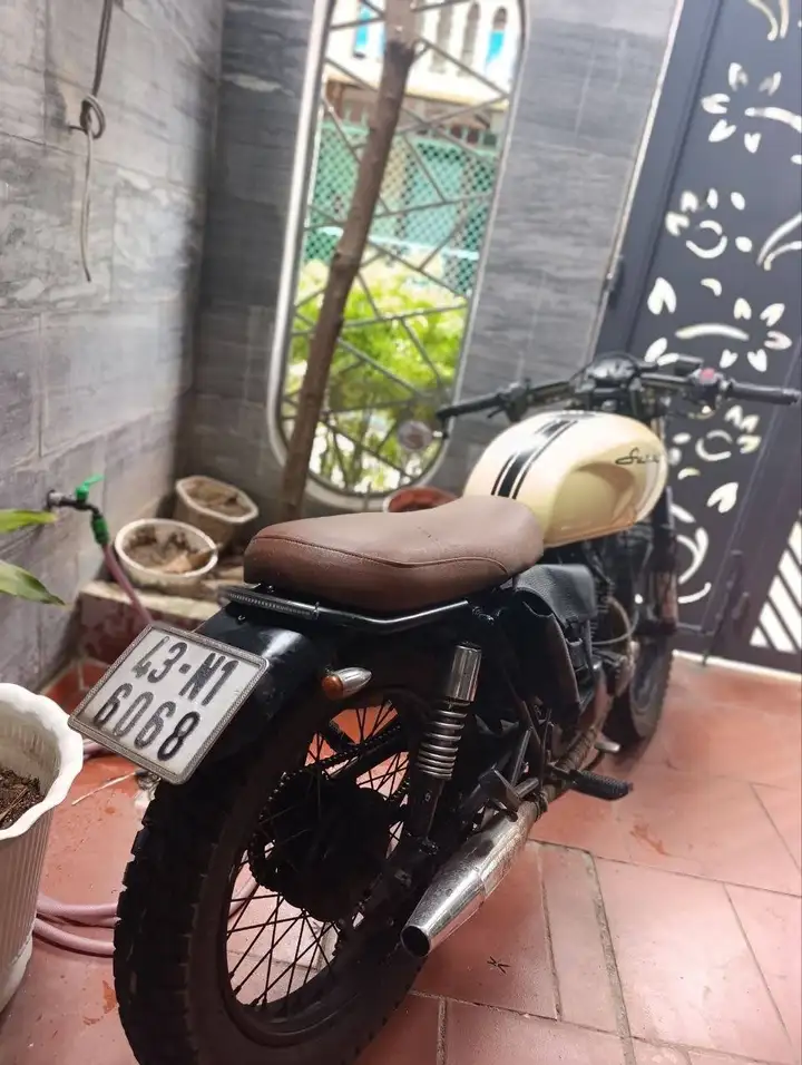 Suzuki GN125 Custom Cafe Racer / Tracker